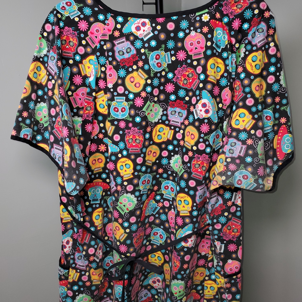 Uniform Advantage Multicolor Skull Print Women's Top - Picture 2 of 3